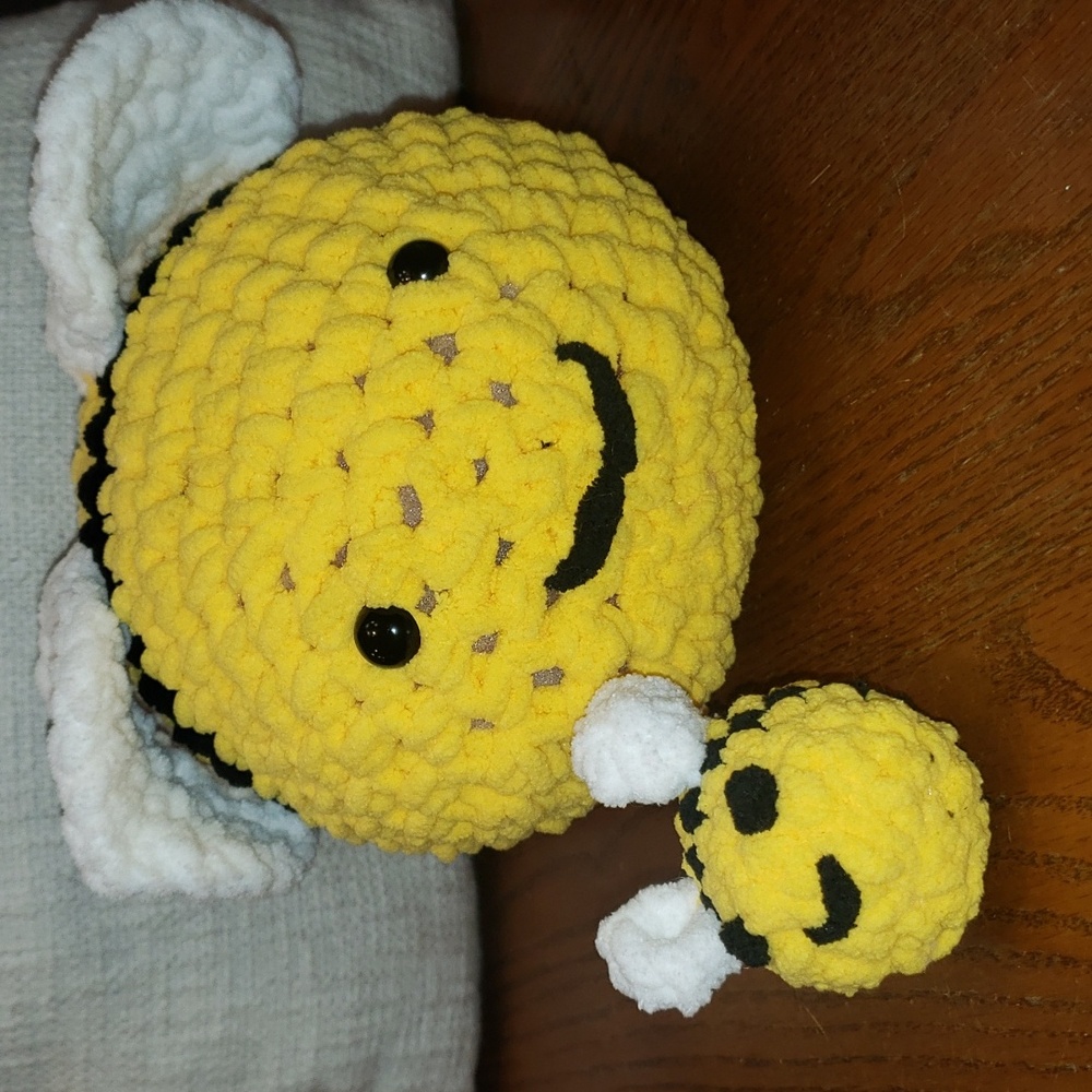Crochet bees. Mom and baby